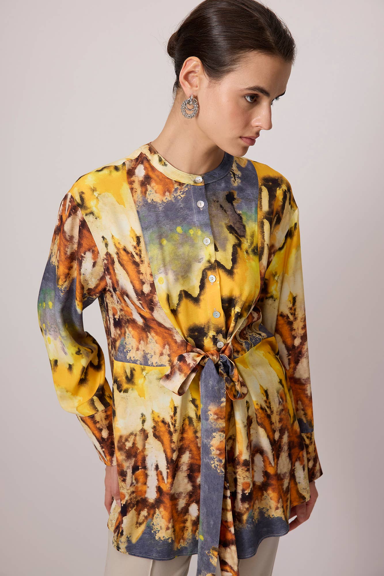 Tunica in viscosa multicolor con stampa astratta e cintura