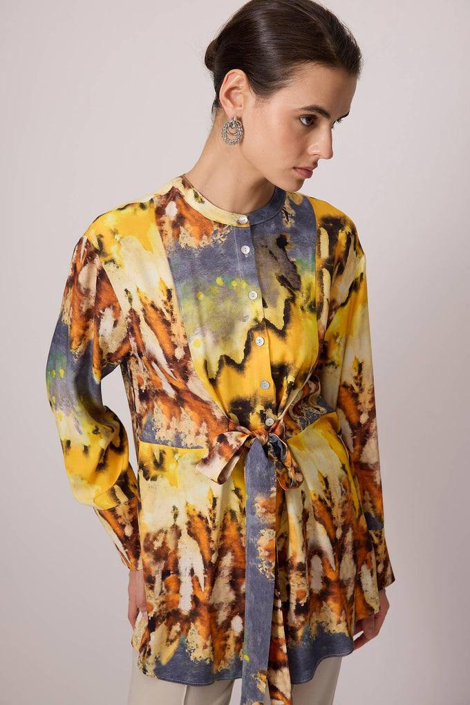 Tunica in viscosa multicolor con stampa astratta e cintura