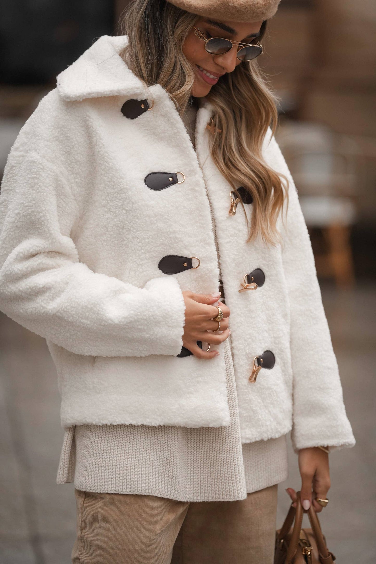 Cappotto corto teddy con chiusure a gancio