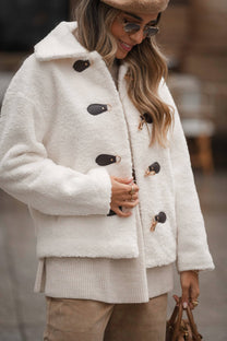 Cappotto corto teddy con chiusure a gancio