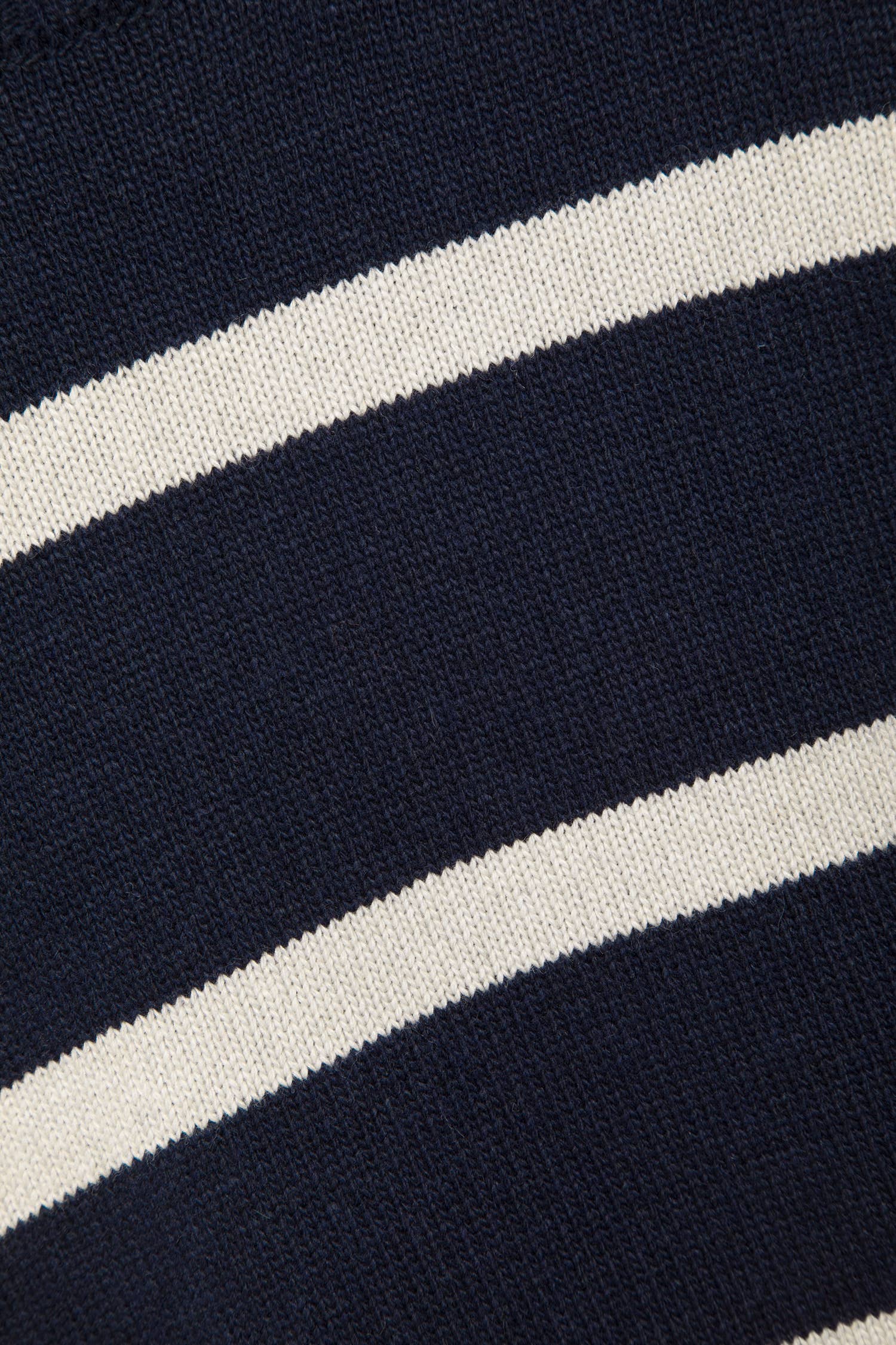 Maglione a righe in maglia con collo alto