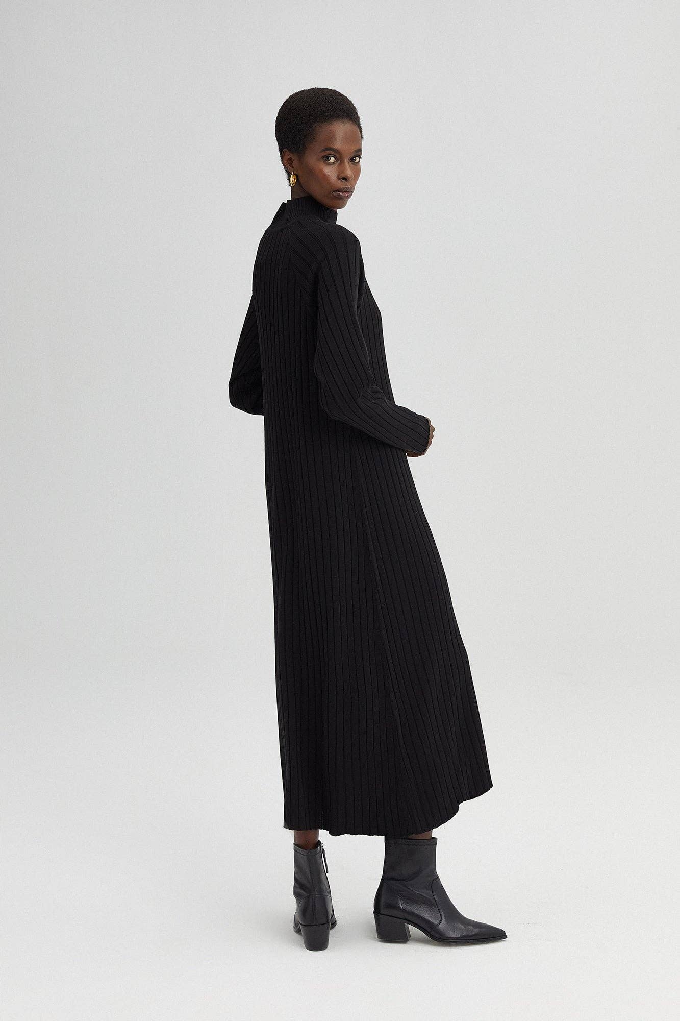 Abito maxi a coste nero con collo alto