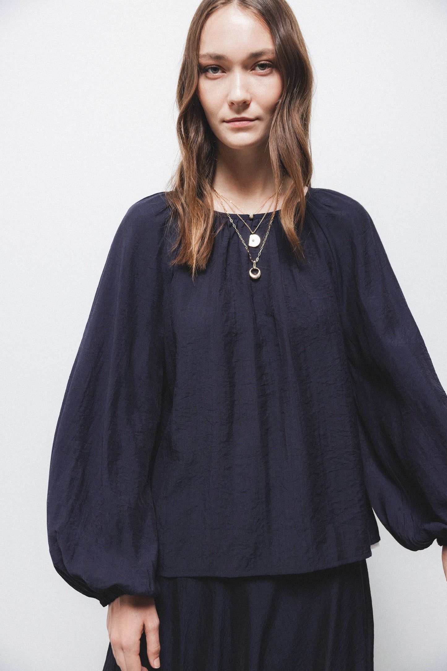 Blusa in tessuto effetto stropicciato con maniche a palloncino