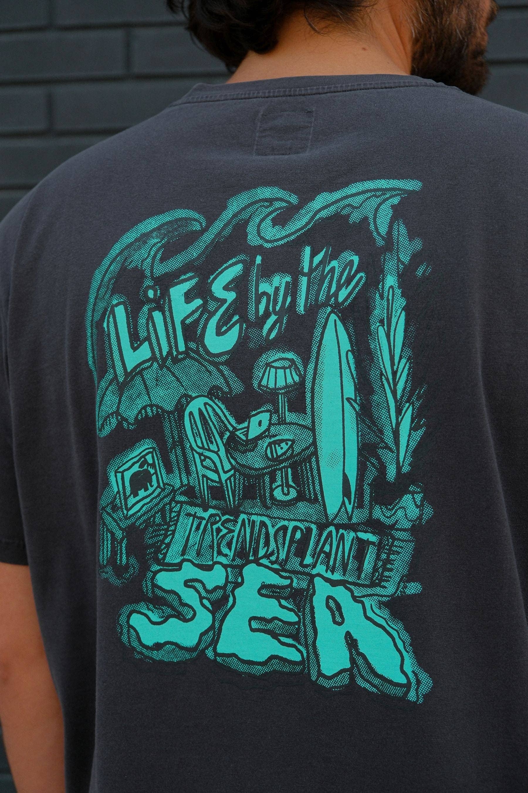 T-shirt unisex pigmentata grigio magnet con maxi stampa “Life by the Sea”