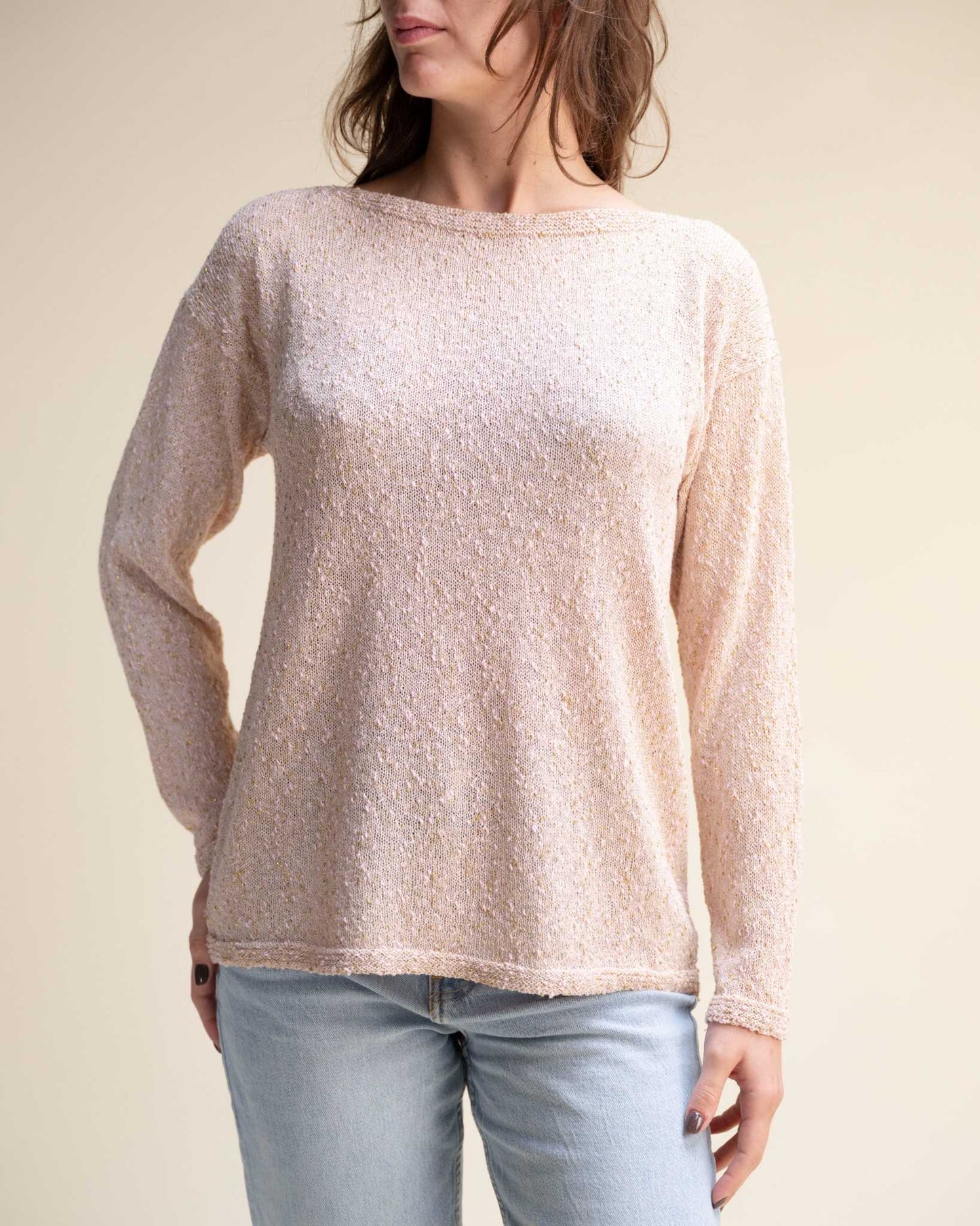 Maglione estivo in tweed brillante con scollo a barca