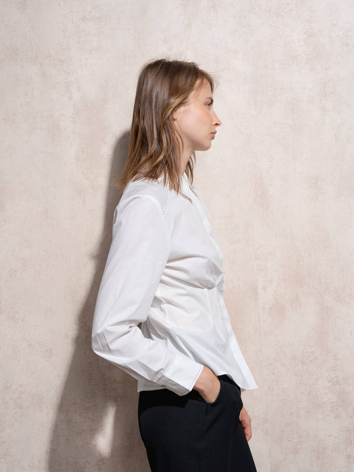 Tunica camicia bianca in cotone con taglio aderente