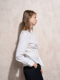 Tunica camicia bianca in cotone con taglio aderente