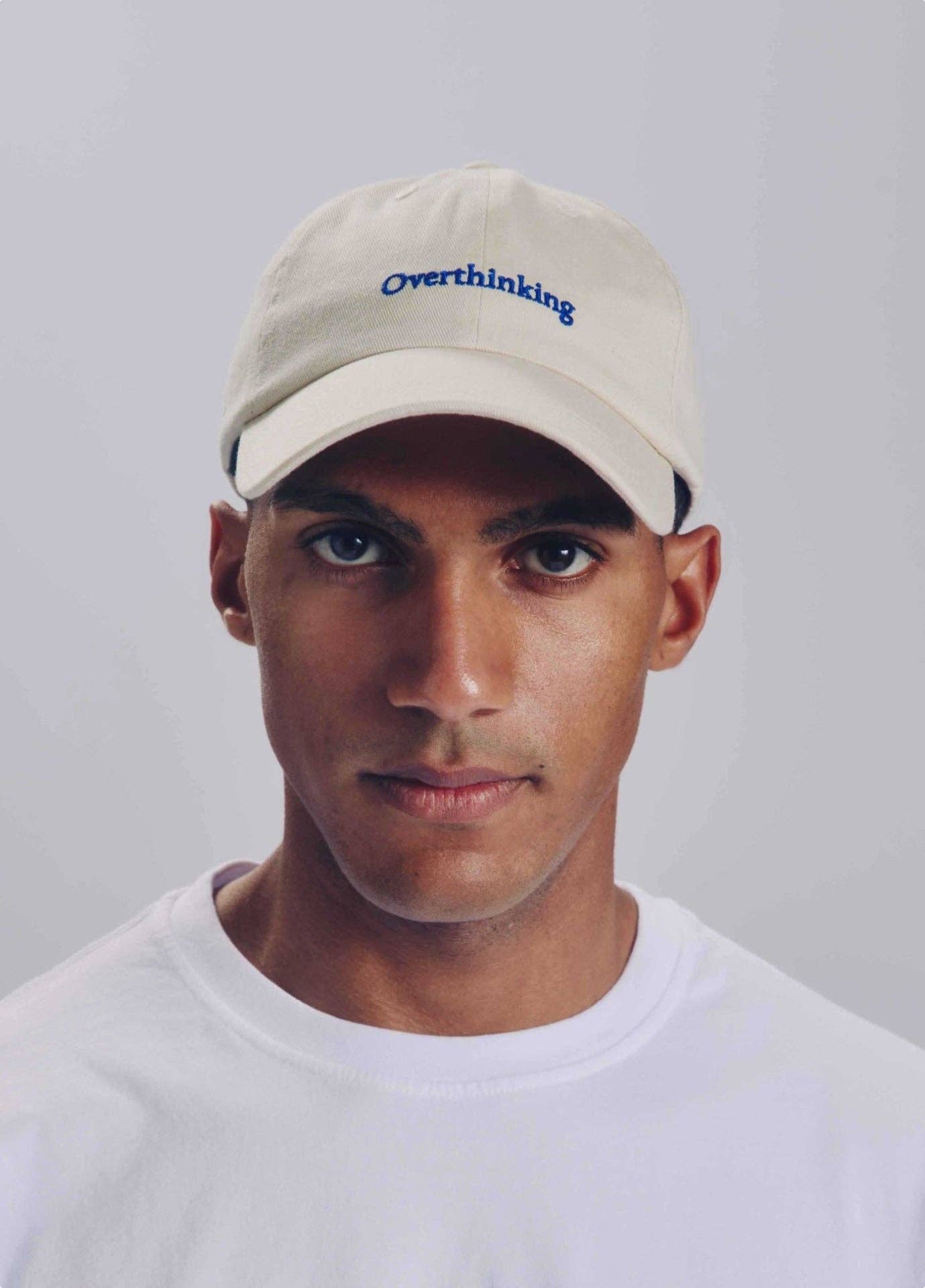 Cappellino beige con ricamo “Overthinking”