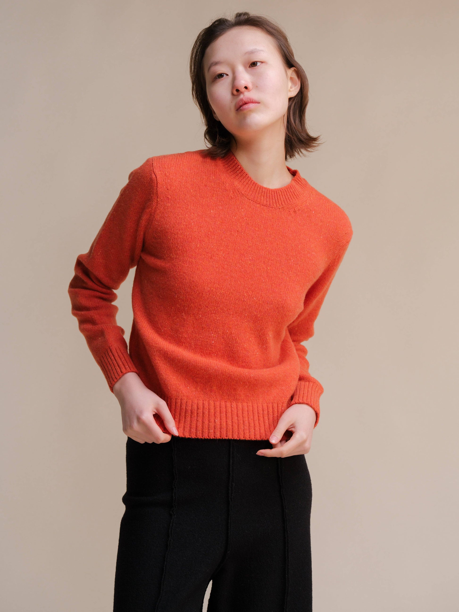 Maglione girocollo in tweed cropped in lana riciclata