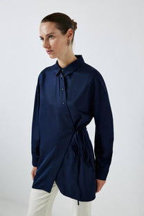 Camicia asimmetrica con fascia in vita