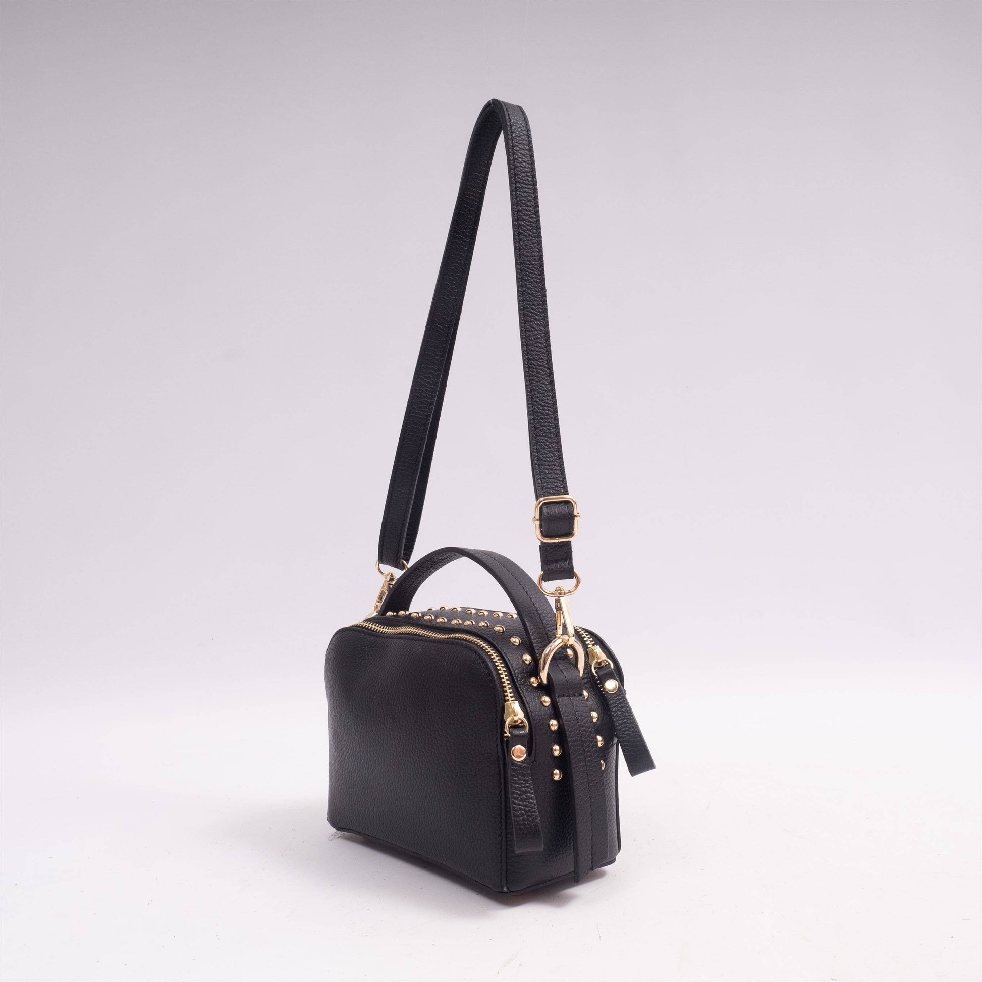 Borsa a tracolla in pelle granulata con borchie