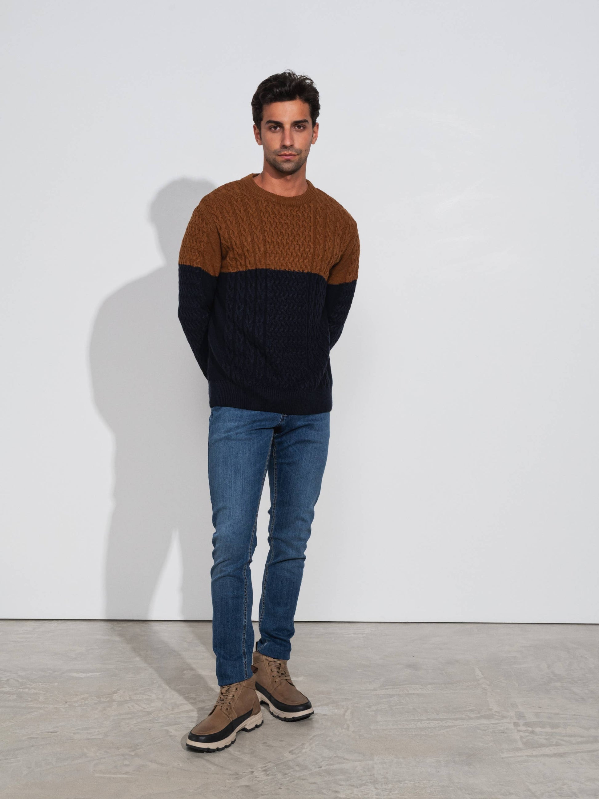 Maglione a trecce morbido con maniche lunghe e bordi a costine