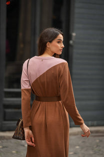 Abito midi in maglia bicolore cammello e rosa