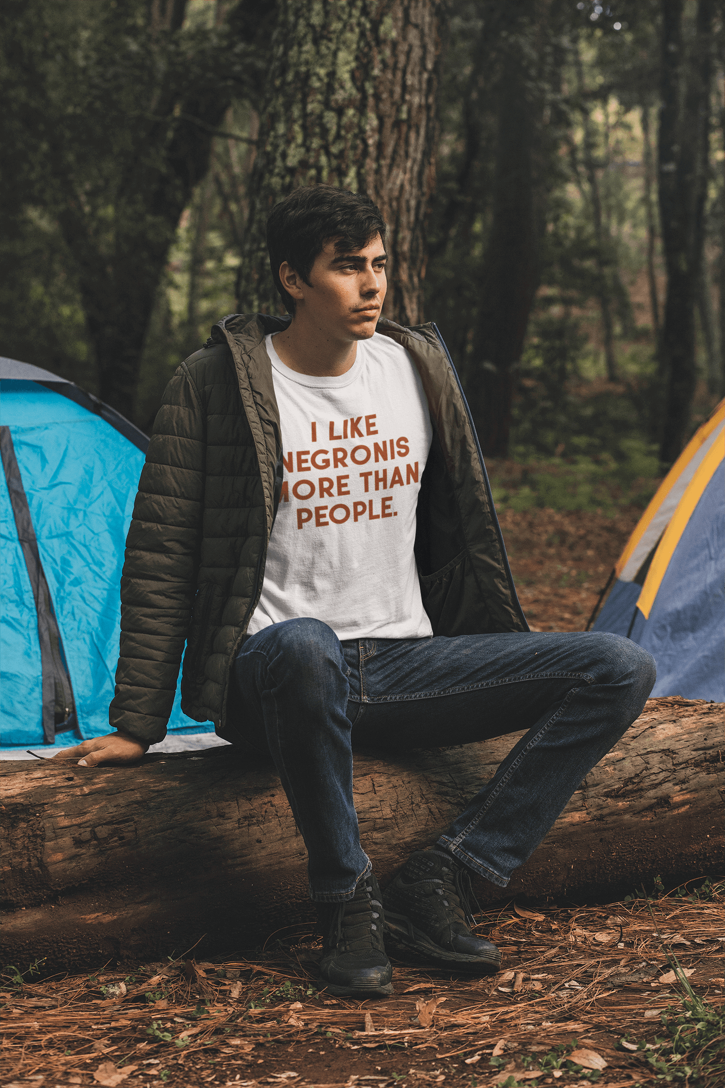 T-shirt unisex in cotone biologico con scritta “I Negronis mi piacciono più delle persone”