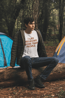 T-shirt unisex in cotone biologico con scritta “I Negronis mi piacciono più delle persone”