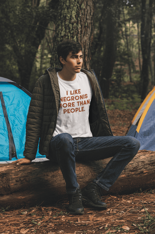 T-shirt unisex in cotone biologico con scritta “I Negronis mi piacciono più delle persone”