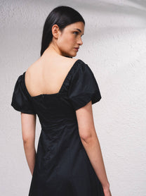 Vestito midi con scollo quadrato e gonna a trapezio