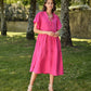 Abito midi fucsia con scollo a V e maniche a volant