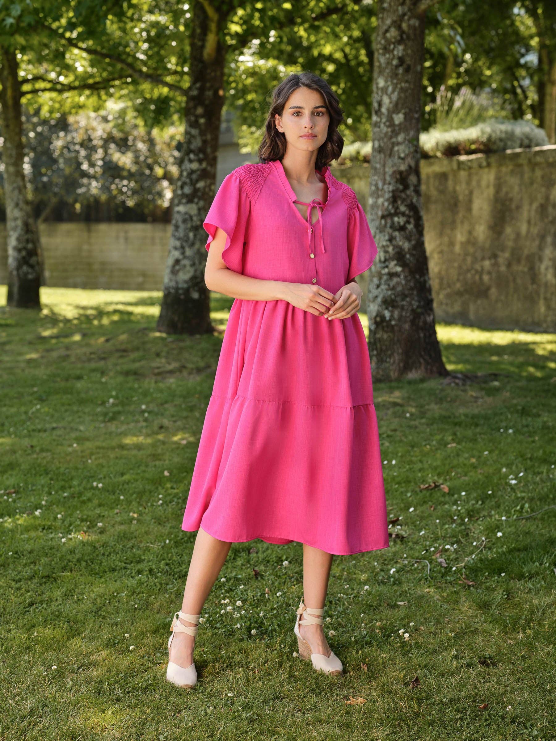 Abito midi fucsia con scollo a V e maniche a volant