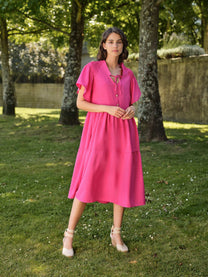 Abito midi fucsia con scollo a V e maniche a volant