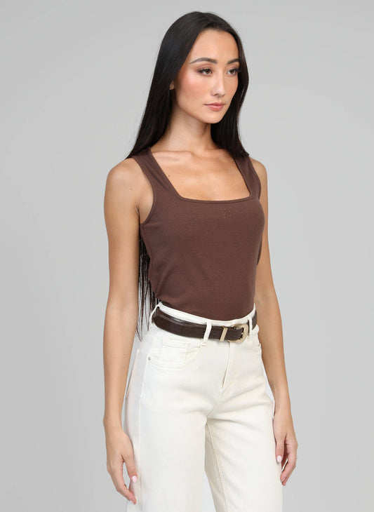 Canotta a coste color cioccolato con scollo quadrato