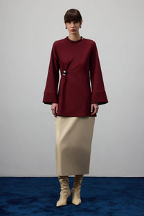 Camicetta drappeggiata con accessorio metallico