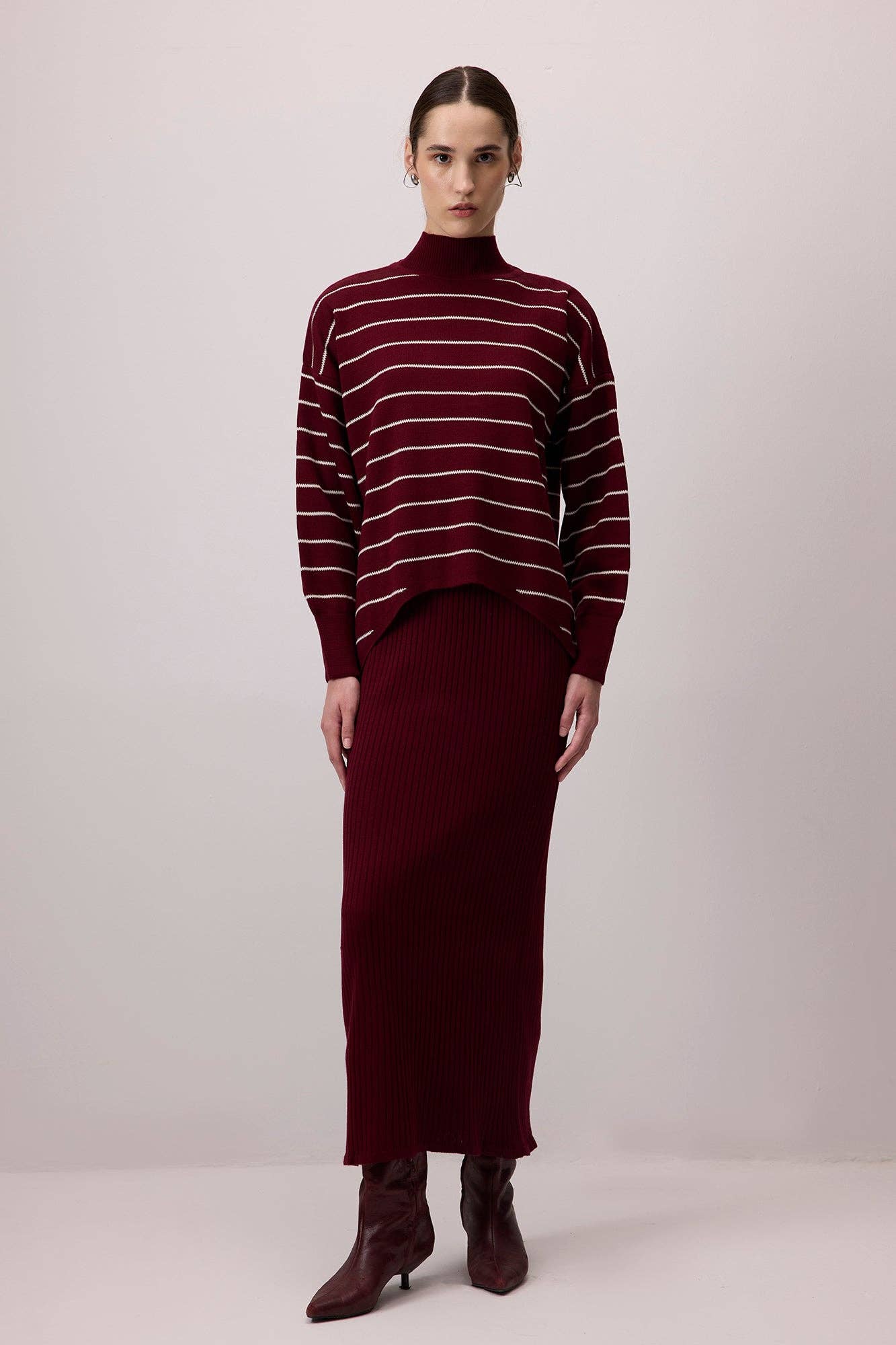 Set maglione a righe e abito midi a coste bordeaux