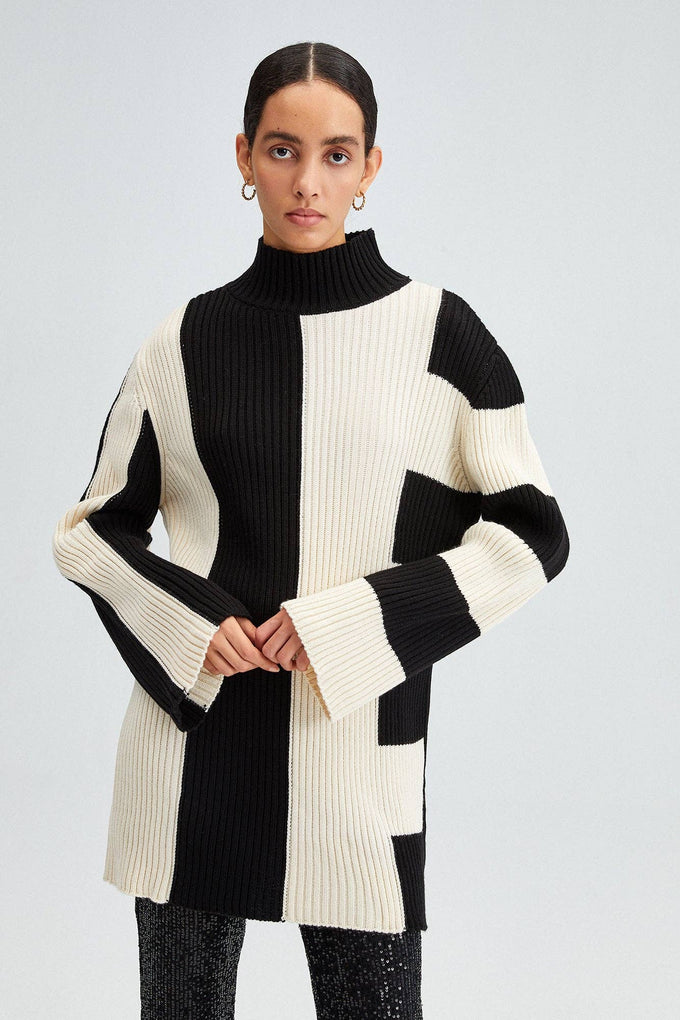 Maglione lungo a righe asimmetriche bicolore