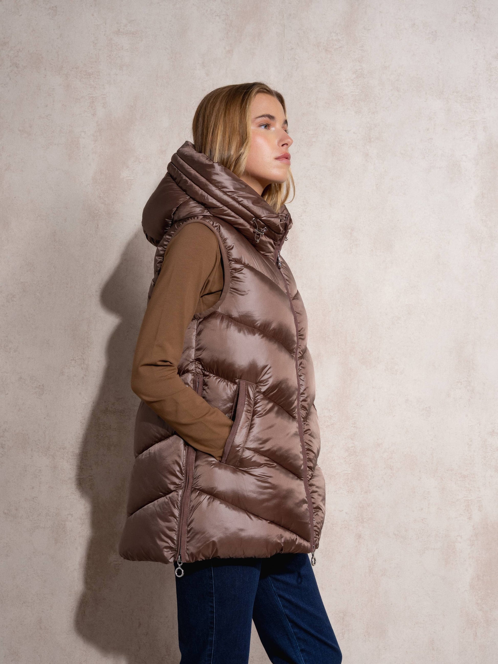 Gilet imbottito lungo con cappuccio da donna