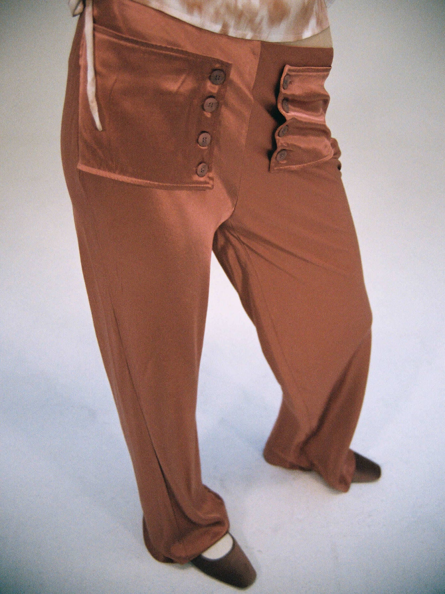 Pantaloni in raso Cyra a vita bassa