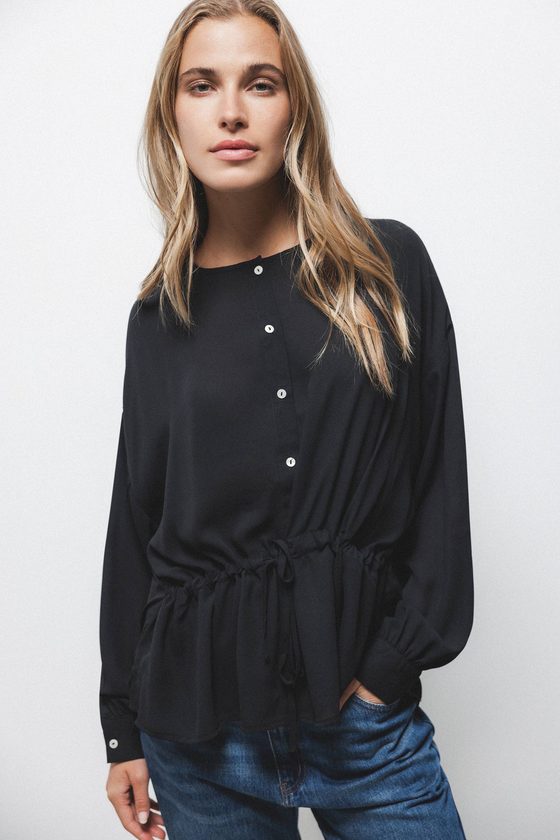 Blusa nera con coulisse in vita