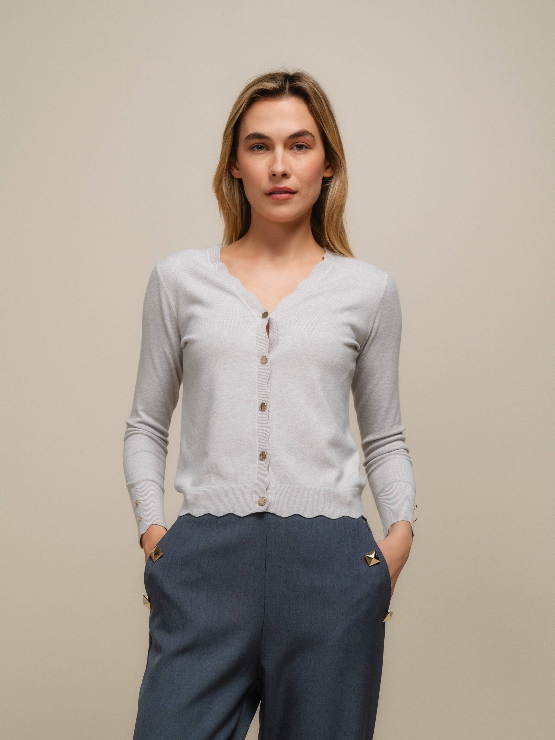 Cardigan in maglia con scollo a V smerlato