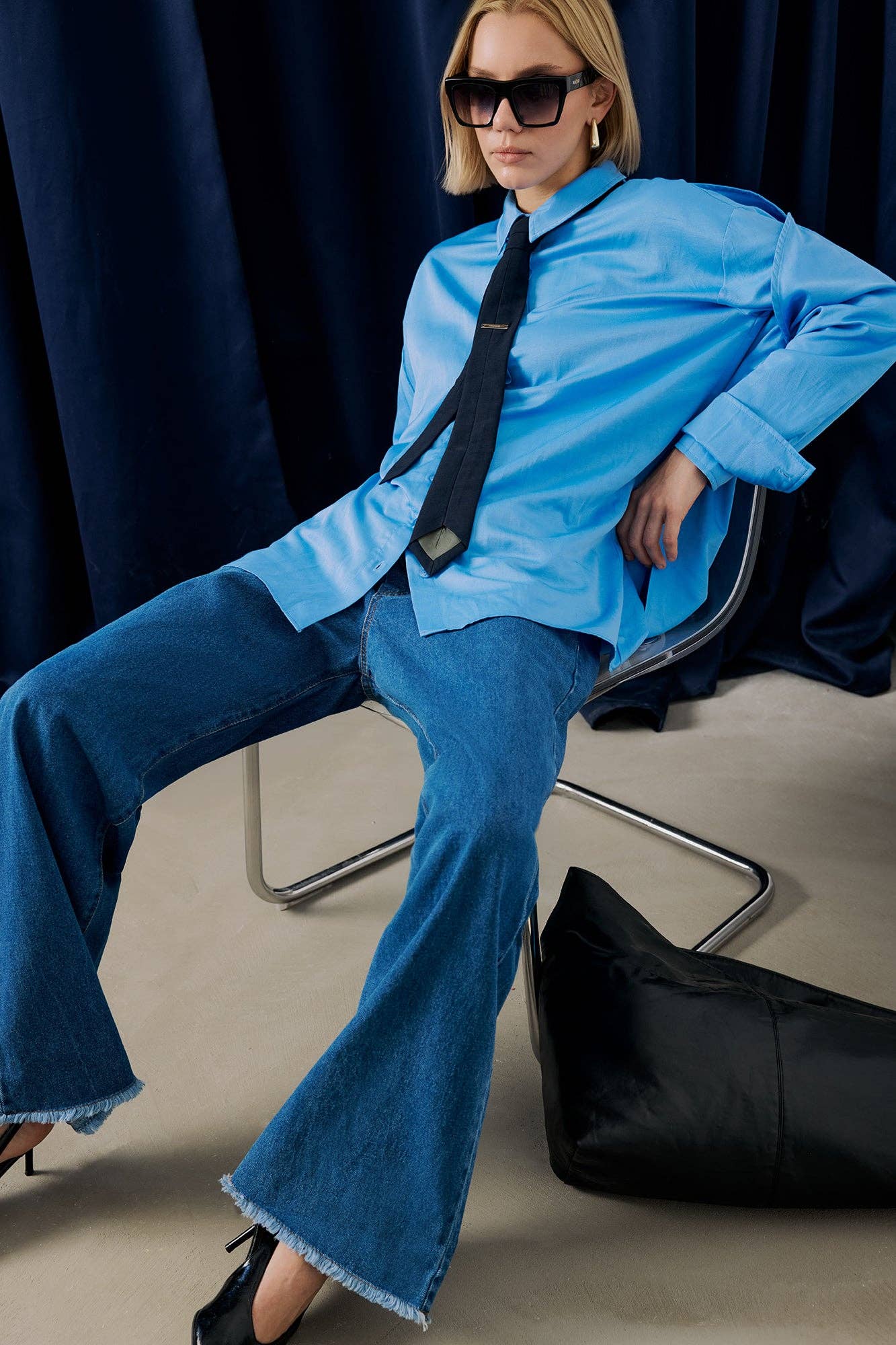 Jeans a gamba larga con vita elastica e orlo sfrangiato