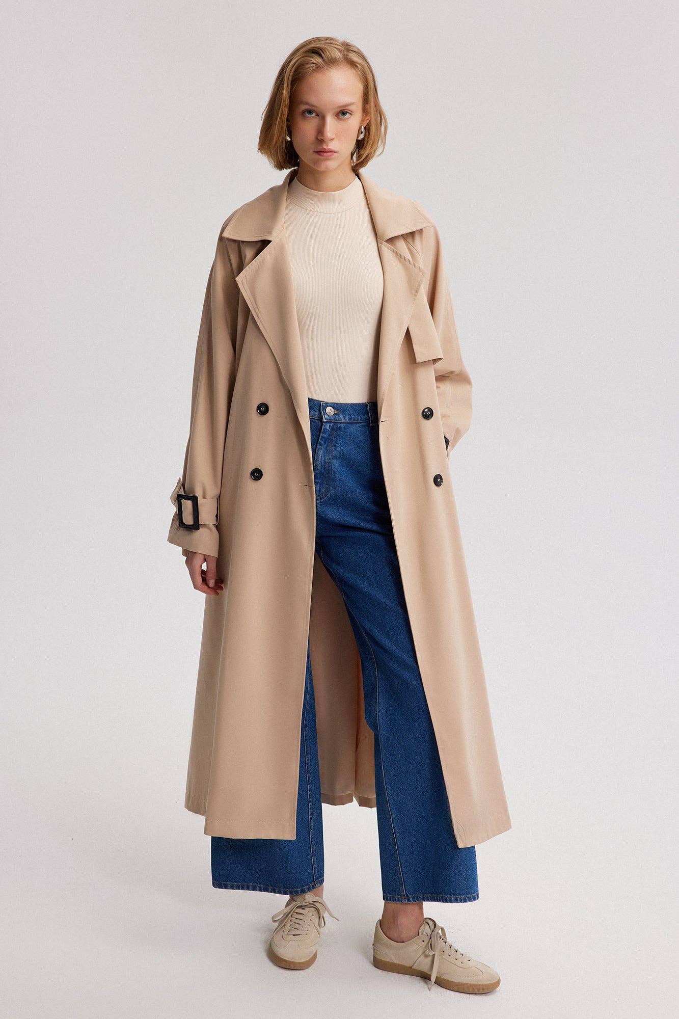 Trench oversize beige con cintura e fibbie