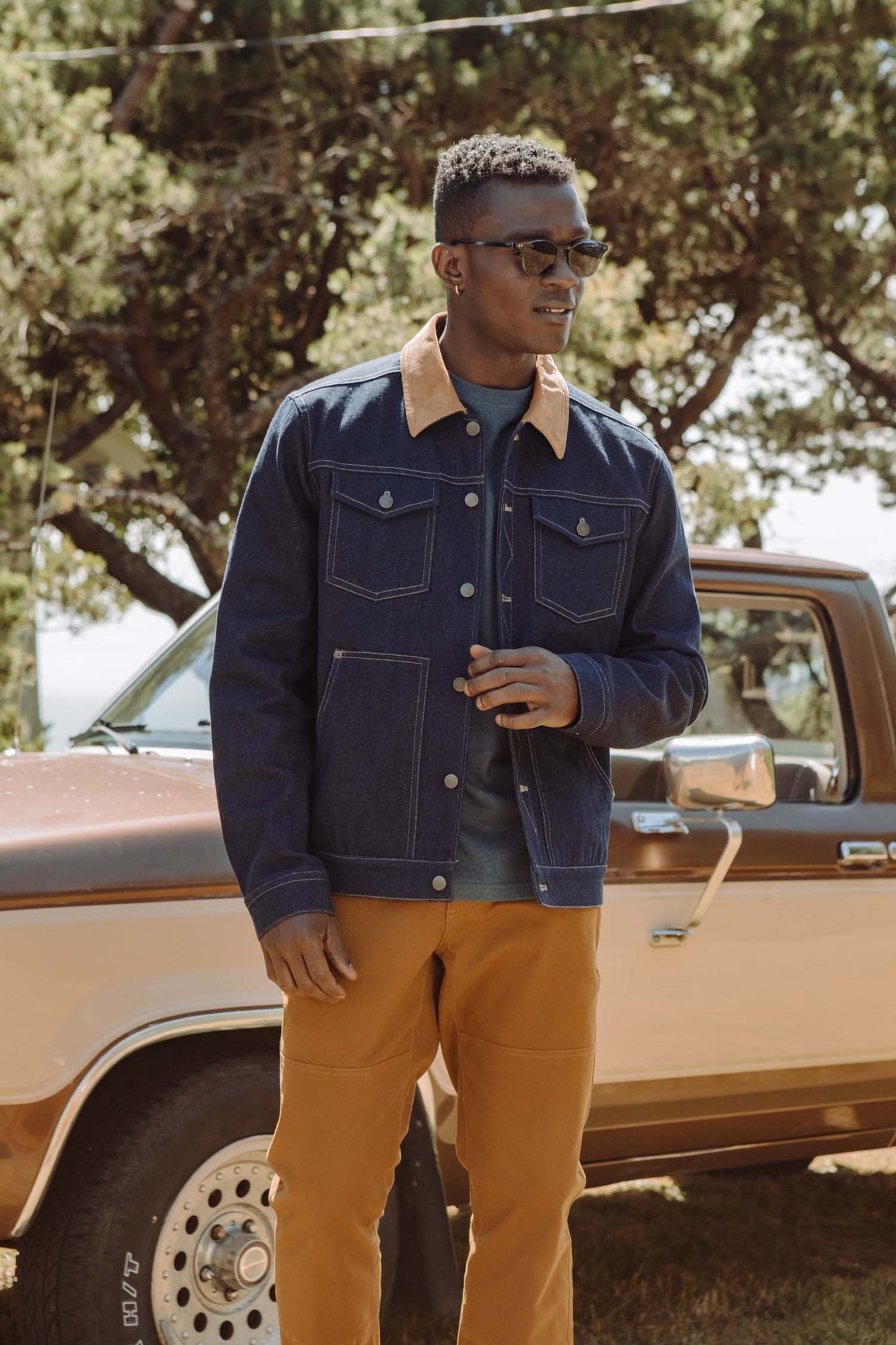 Giacca trucker in denim scuro con colletto a contrasto