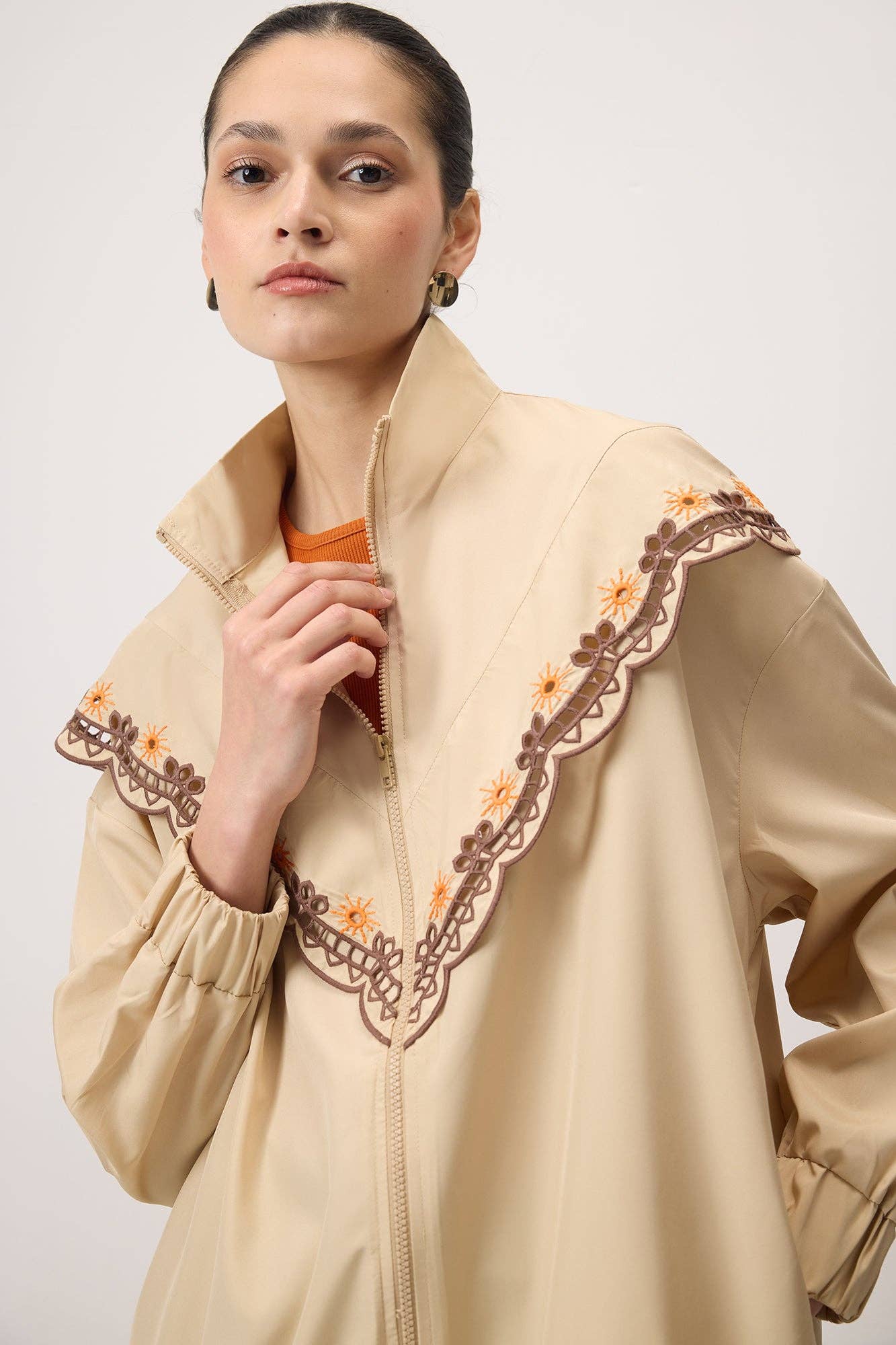 Giacca impermeabile ricamata beige