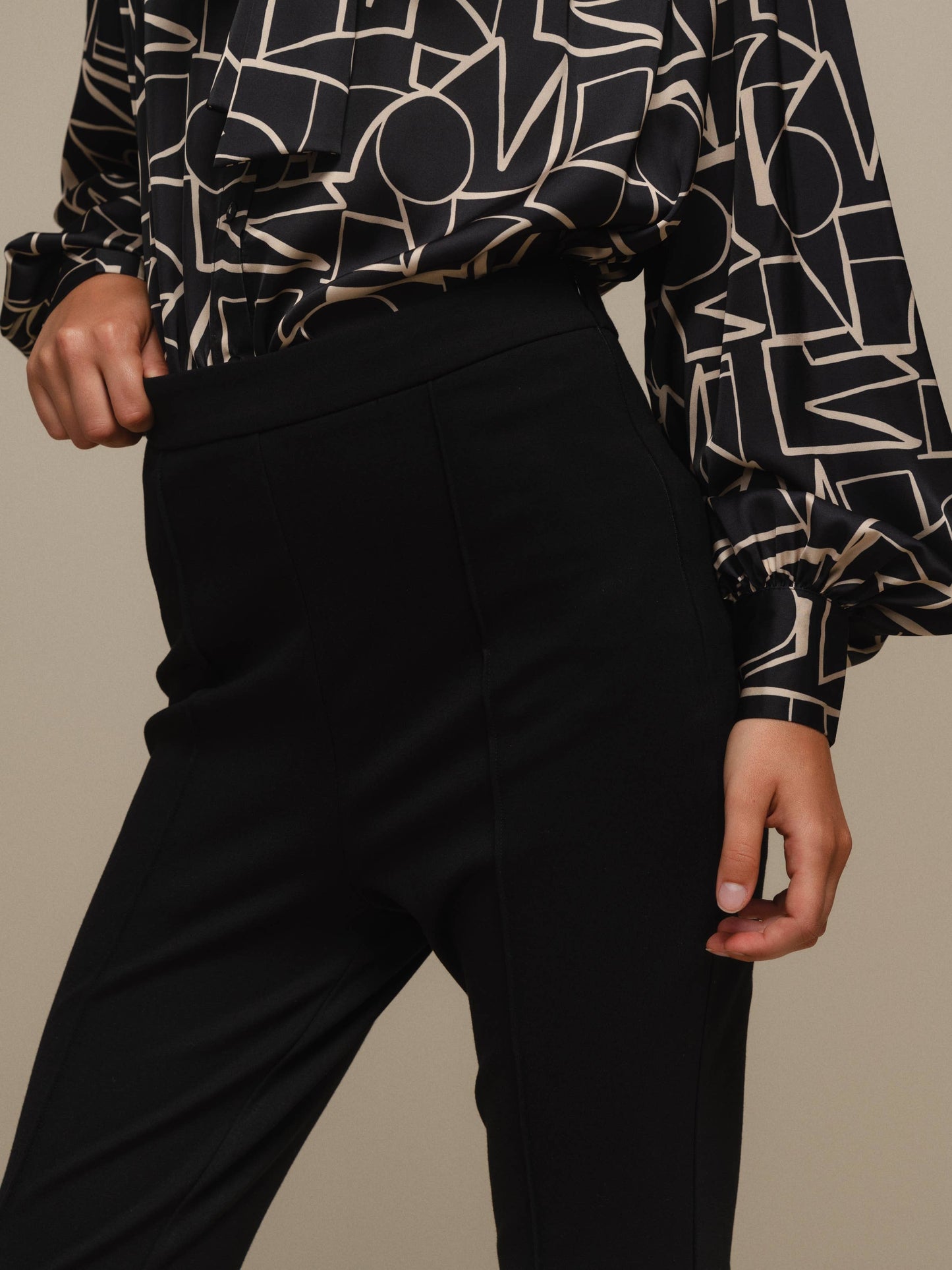 Pantaloni neri a vita alta da donna