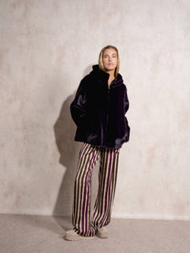 Cappotto corto in eco pelliccia con cappuccio