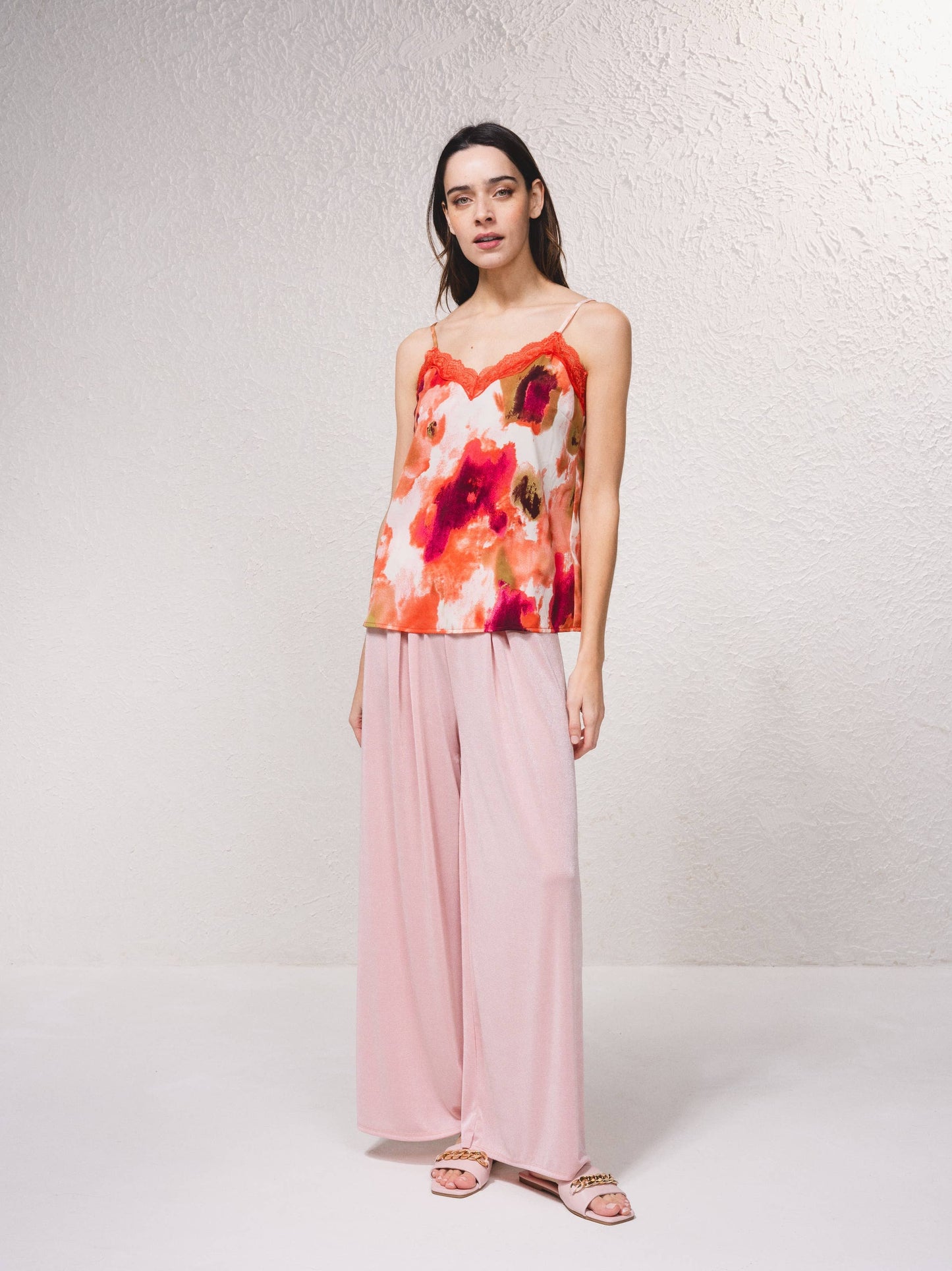 Top stampato con pizzo e scollo a V
