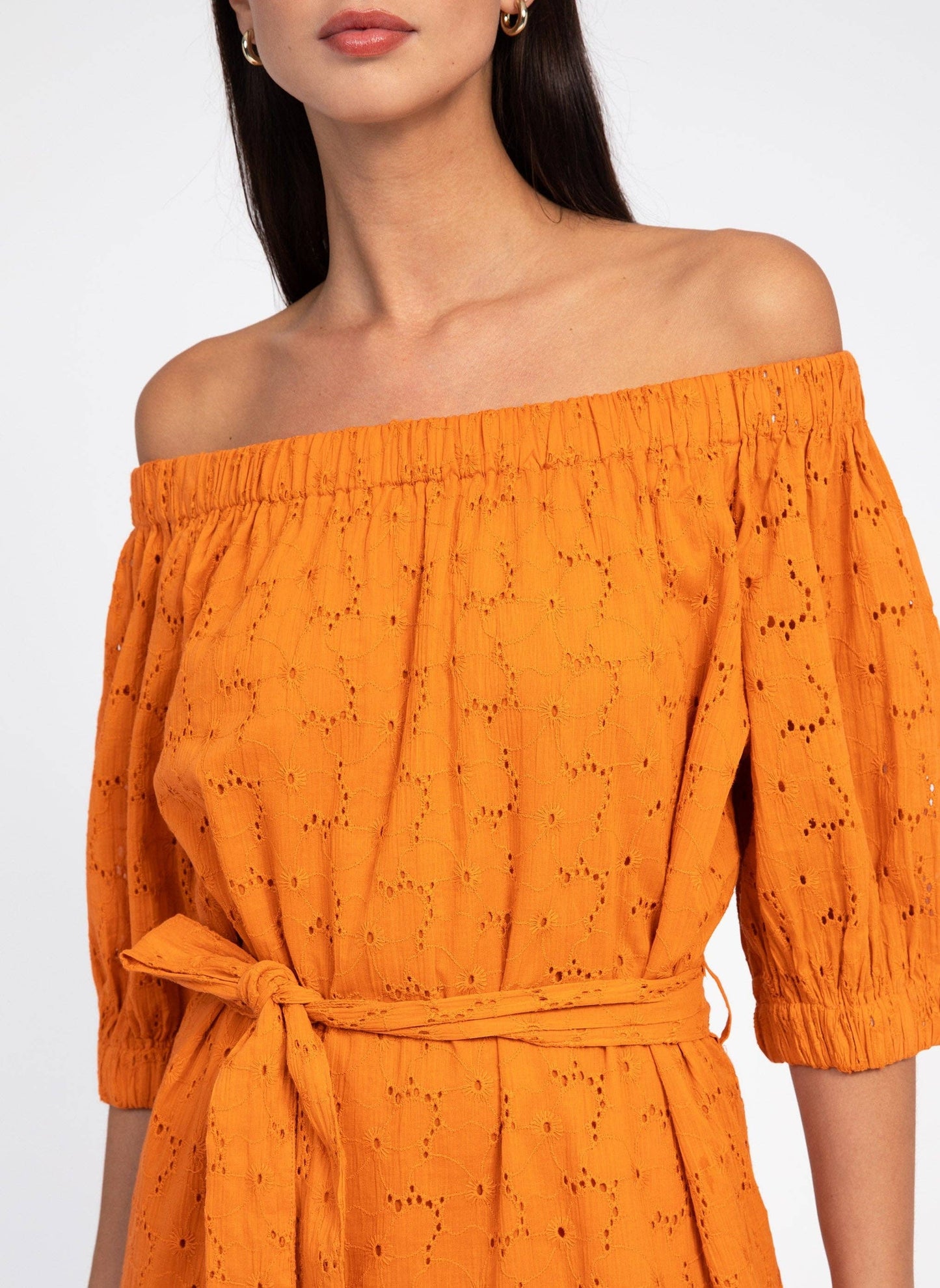 Abito corto off-shoulder in cotone sangallo arancione