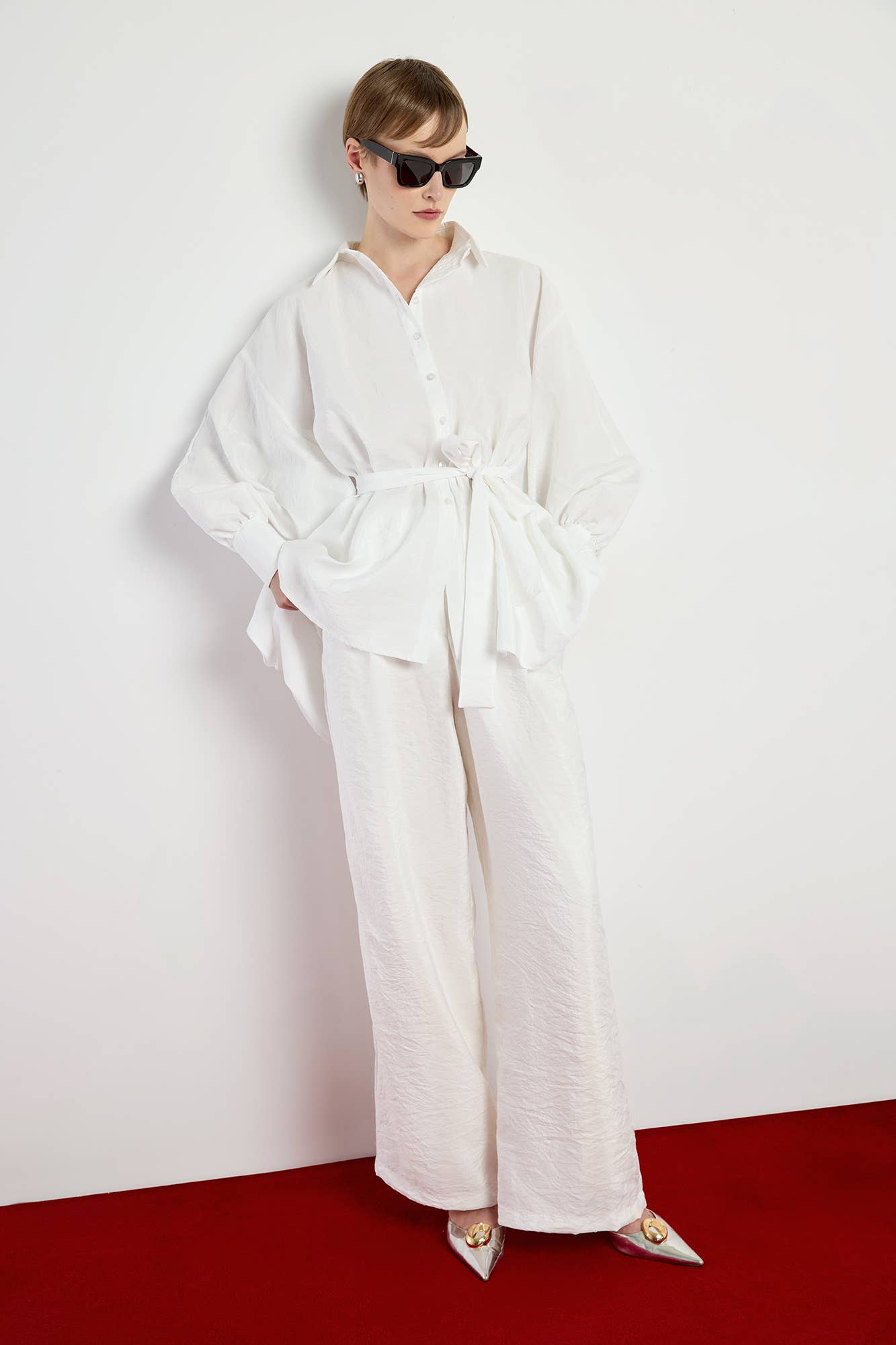 Camicia asimmetrica effetto cupro con cintura e maniche a pipistrello