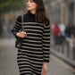Abito in maglia a righe con collo alto