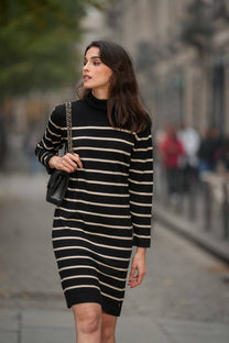 Abito in maglia a righe con collo alto