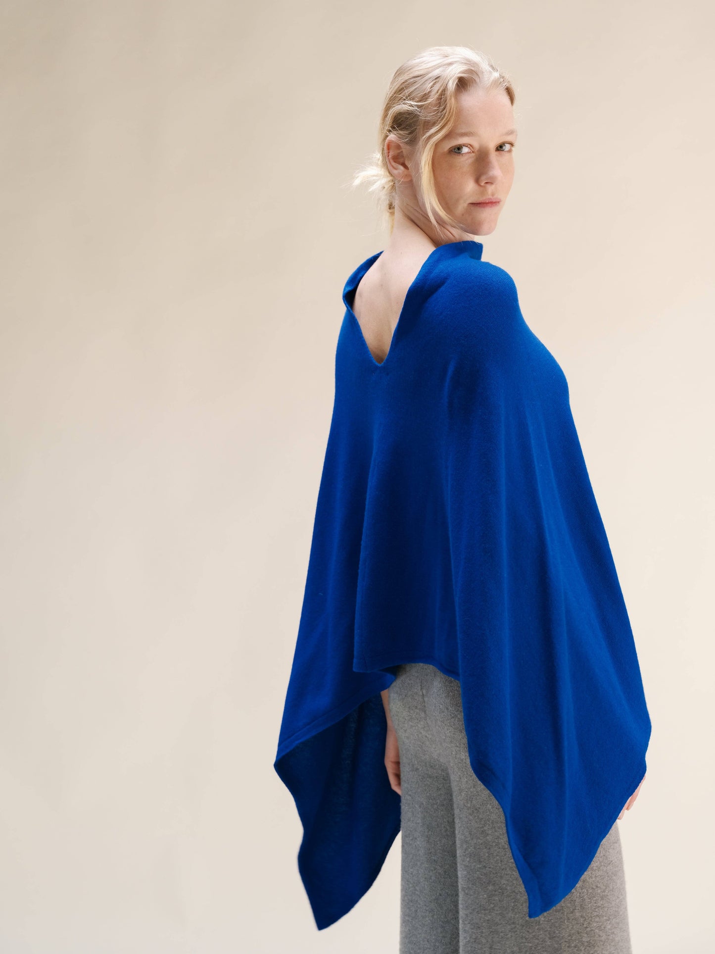 Poncho asimmetrico in misto cashmere