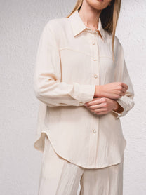 Camicetta oversize con bottoni frontali e colletto classico