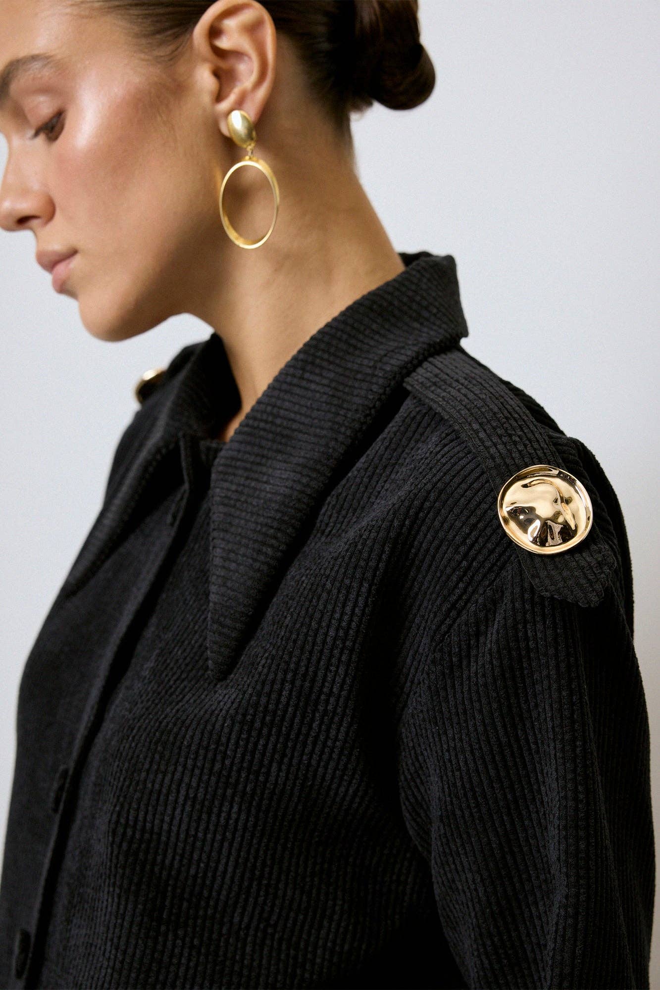 Overshirt in velluto a coste con spalline e bottoni dorati