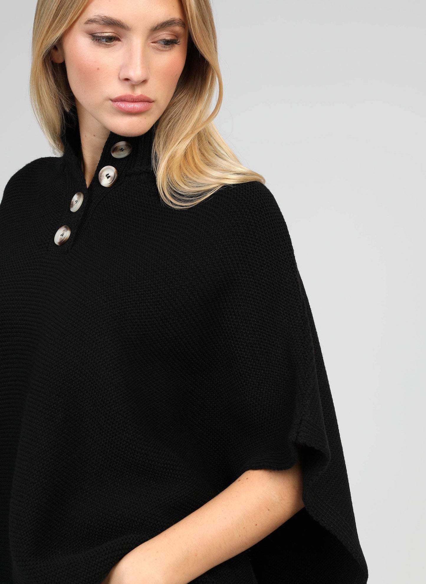 Poncho maglia nero a collo alto con bottoni