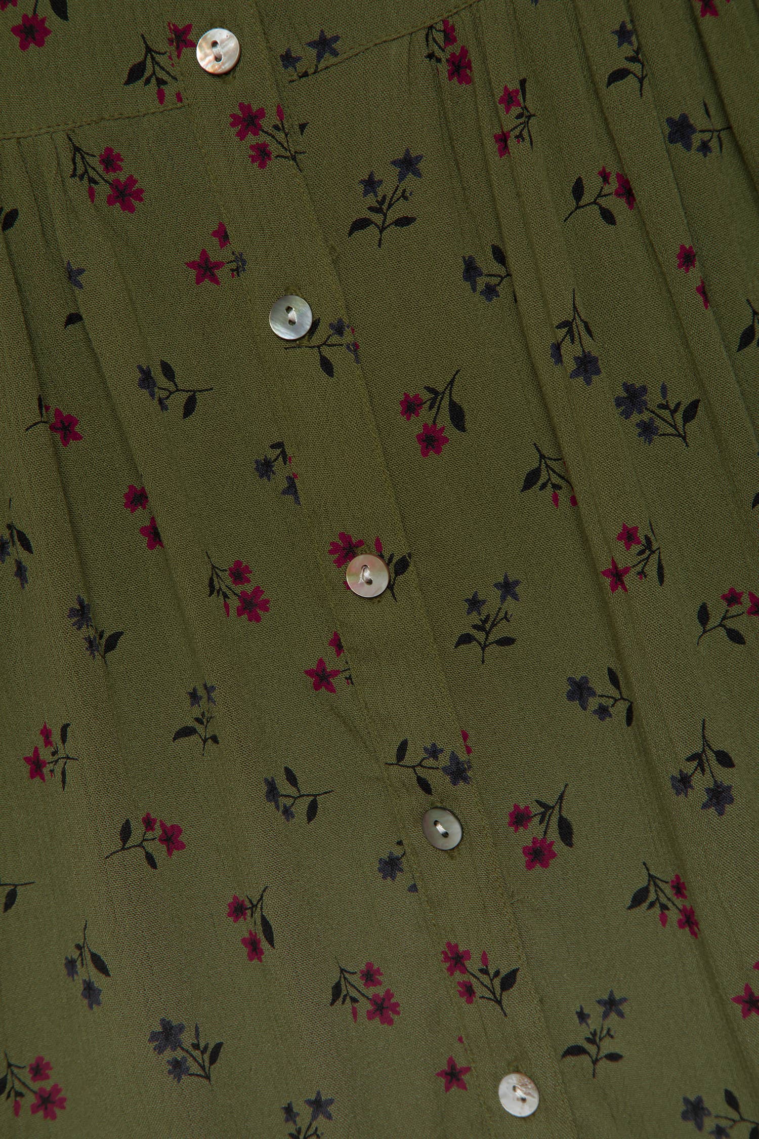Blusa floreale con bottoni e maniche a palloncino