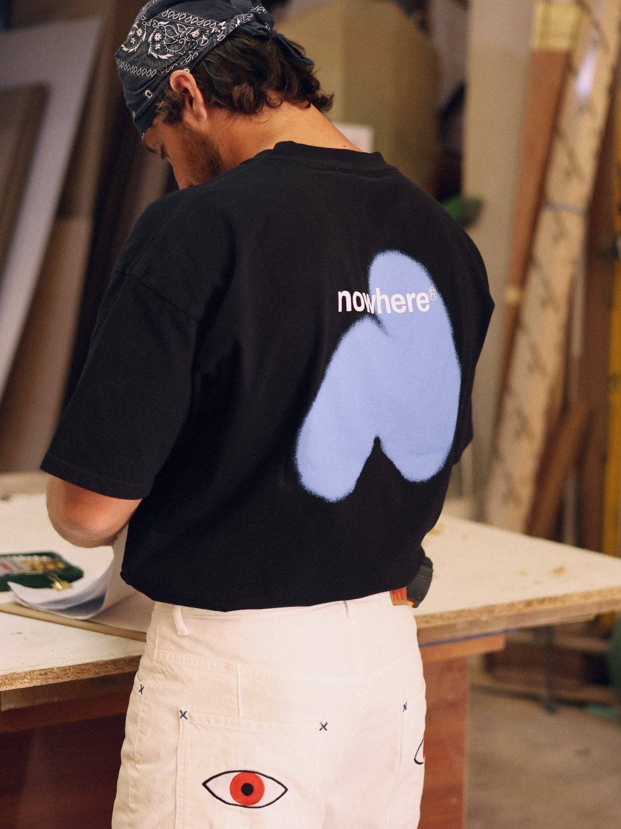 T-shirt oversize nera con stampa spray