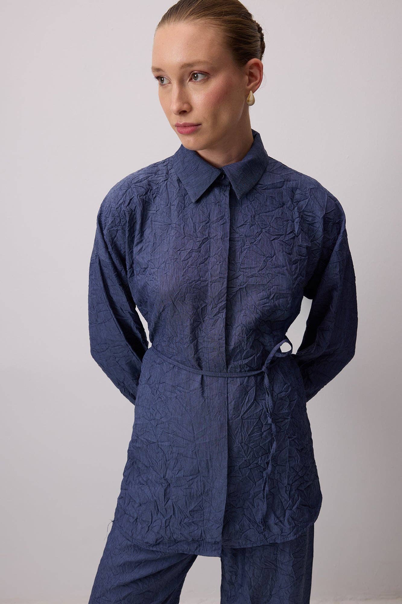 Completo camicia e pantaloni blu navy effetto stropicciato